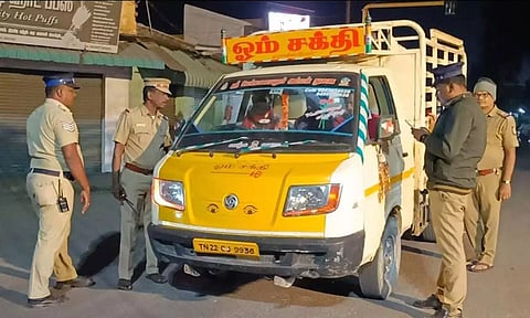 போலீசார் விடிய, விடிய வாகன தணிக்கையில் ஈடுபட்ட காட்சி.