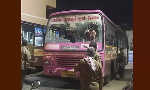 அரசு டவுன் பஸ் கண்ணாடி உடைப்பு குடிபோதையில் தொழிலாளி அட்டுழியம்