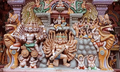 தலை குனிந்து வந்தால் தலை நிமிர்ந்து செல்லலாம்