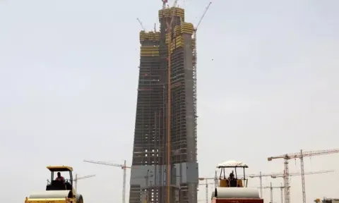 "உலகின் உயரமான கட்டிடம்" - அந்தஸ்தை இழக்க போகும் புர்ஜ் கலிஃபா