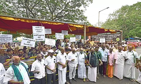 வணிகர் படுகொலையை கண்டித்து: தமிழ்நாடு வியாபாரிகள் சங்க பேரவையினர் ஆர்ப்பாட்டம்