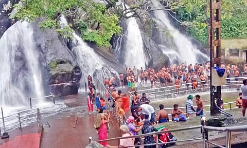 மேற்கு தொடர்ச்சி மலையில் கனமழை: குற்றாலத்தில் வெள்ளப்பெருக்கு