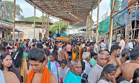 திருச்செந்தூரில் ஆயிரக்கணக்கான பக்தர்கள் சுவாமி தரிசனம்