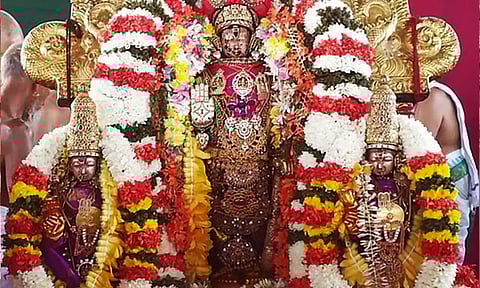 சலவை தொழிலாளிக்கு மாலை மரியாதை