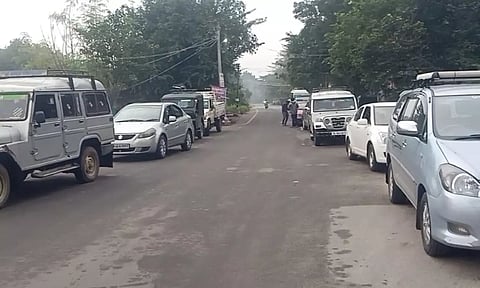 தமிழக எல்லையில் தடுத்து நிறுத்தப்பட்ட வாகனங்கள்