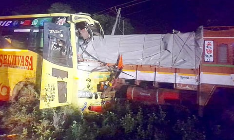 ஏர்வாடி அருகே லாரி மீது கர்நாடகா பஸ்  மோதல்: ஐயப்ப பக்தர் பலி