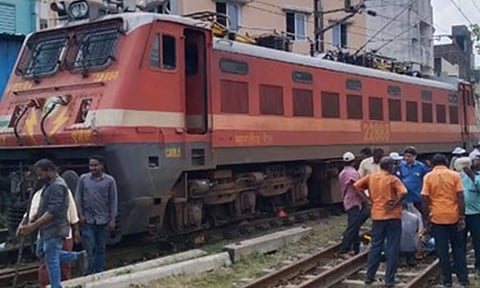 எழும்பூர் ரெயில் நிலையத்தில் என்ஜின் தடம் புரண்டது