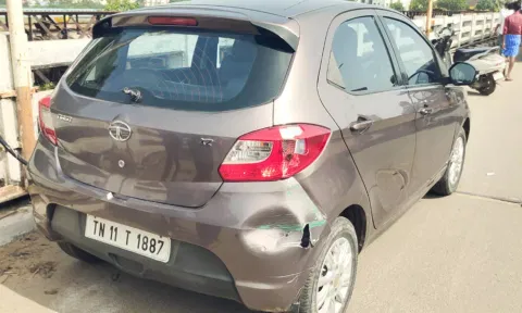 தற்காலிக டிரைவர் ஓட்டி சென்ற அரசு பஸ் கார் மீது மோதி விபத்து