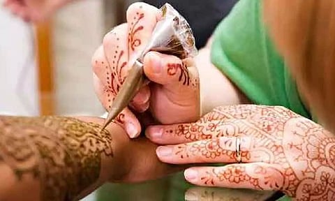 பெண்களே உஷார்.... ரசாயன போலி மருதாணி கூம்புகள் தயாரிப்பு: உடல் நலத்தை பாதிக்கும் என எச்சரிக்கை