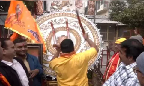 ராமர் கோவில் கும்பாபிஷேக விழா- குஜராத்தில் இருந்து 500 கிலோ எடையுள்ள மேளம் வந்தடைந்தது