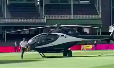 ஹாலிவுட் ஸ்டைலில் ஹெலிகாப்டர் மூலம் மைதானத்தில் என்ட்ரியான டேவிட் வார்னர்- வீடியோ