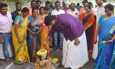 நாக்கை மடித்து குத்தாட்டம் போட்ட ஆட்சியர்... களை கட்டிய பொங்கல் விழா