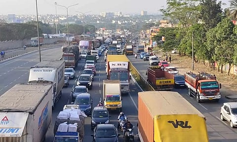 சொந்த ஊருக்கு படையெடுக்கும் மக்கள்: கர்நாடகா-தமிழக எல்லையில் கடும் போக்குவரத்து நெரிசல்