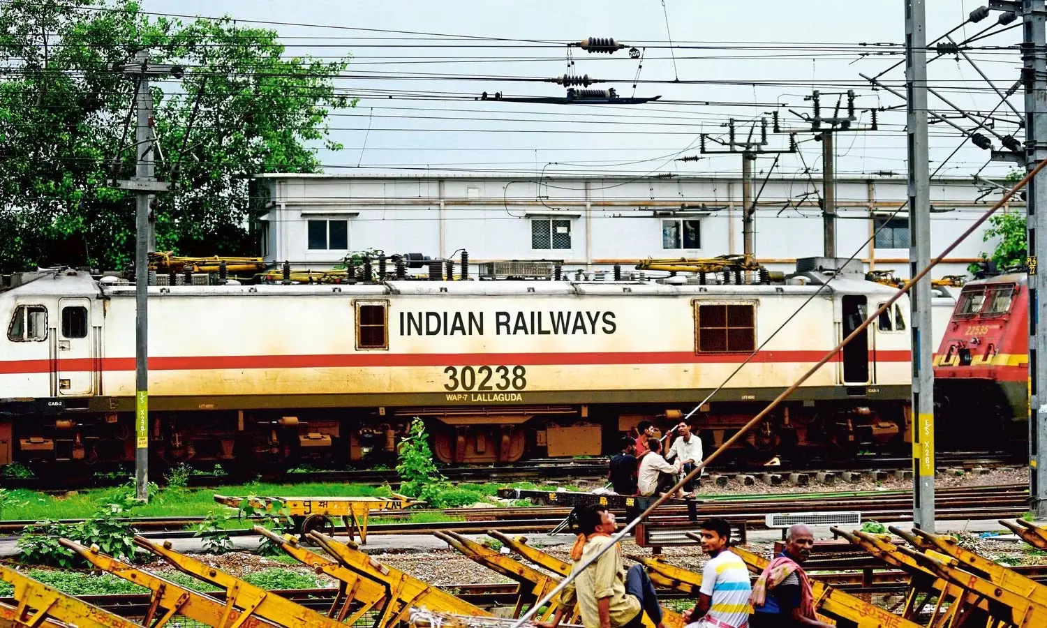 நாடு முழுவதும் மின்னொளியில் ஒளிரும் ரெயில் நிலையங்கள்- ரெயில்வே அமைச்சகம்