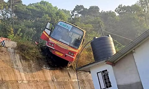 தடுப்புச்சுவரை இடித்து அந்தரத்தில் தொங்கிய கேரள அரசு பஸ்