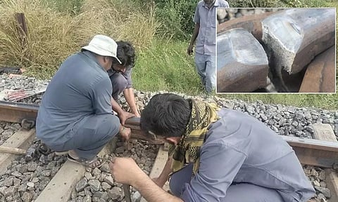 தண்டவாளத்தில் ஏற்பட்ட உடைப்பை சீரமைக்கும் பணியில் ஈடுபட்டுள்ள ரெயில்வே ஊழியர்கள்&nbsp;