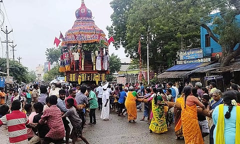 திருப்பரங்குன்றத்தில் தெப்பத்திருவிழா தேரோட்டம்: பக்தர்கள் வடம் பிடித்து இழுத்து தரிசனம்
