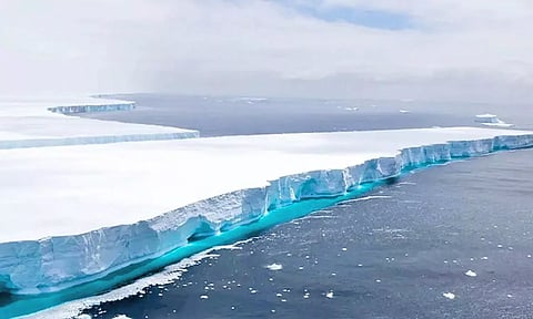 உலகின் மிகப்பெரிய பனிப்பாறை வடக்கு நோக்கி நகர்கிறது