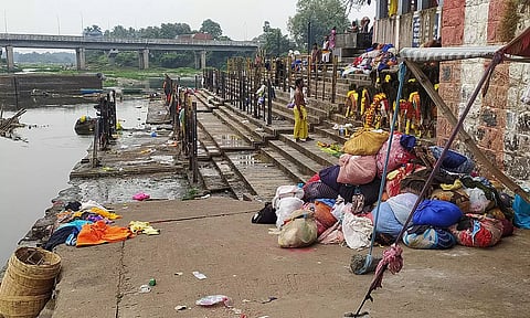 பவானி கூடுதுறை பகுதியில் குவிந்து கிடக்கும் குப்பைகள், பழைய துணிகள்