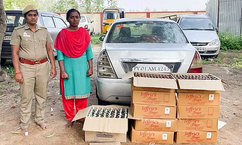 புதுச்சேரியில் இருந்து மது பாட்டில்கள் கடத்தி வந்த பெண் கைது