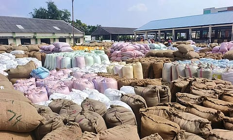 செஞ்சி ஒழுங்கு முறை விற்பனை கூடத்தில் அடுக்கி வைக்கப்பட்டுள்ள நெல் மூட்டைகள்.