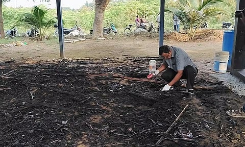 கோவில் பகுதியில் தடயங்களை சேகரிக்கும் பணியில் ஈடுபட்ட தடயவியல் நிபுணர்கள்.