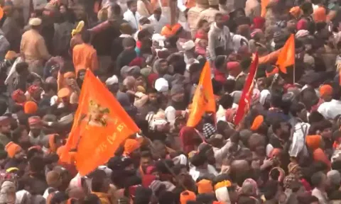 வரலாற்று சிறப்புமிக்க நாளில் விடுமுறை இல்லையா- பொங்கிய நபர் என்ன செய்தார் தெரியுமா?
