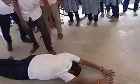 அரசியல் பண்ண விரும்பலை... மாணவர்கள் காலில் விழுந்த பாமக எம்எல்ஏ