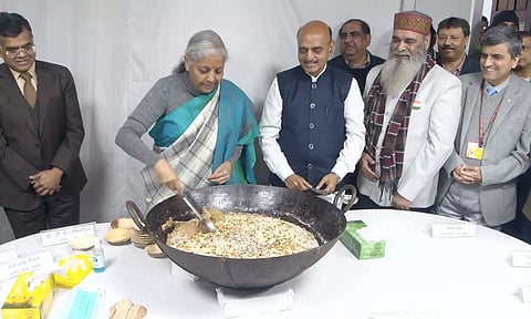 மத்திய பட்ஜெட் ஏற்பாடு: அல்வா கிண்டிய நிர்மலா சீதாராமன்