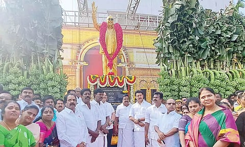 8 அடி உயர கருணாநிதி சிலை... காணொலி காட்சி மூலம் திறந்து வைத்தார் அமைச்சர் உதயநிதி ஸ்டாலின்