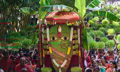 தைப்பூசத்தை முன்னிட்டு லிங்கபைரவிக்கு முளைப்பாரி அர்ப்பணம்: நூற்றுக்கணக்கான பெண்கள் பாத யாத்திரை