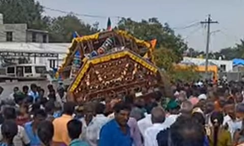 தைப்பூச திருவிழாவில் தேர் கவிழ்ந்து விபத்து... அதிர்ஷ்டவசமாக உயிர் தப்பிய பக்தர்கள்