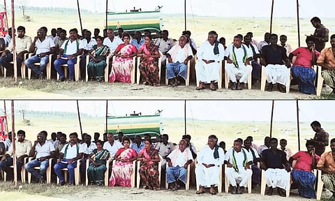 காத்திருப்பு போராட்டத்தில் ஈடுபட்ட விவசாயிகள்.