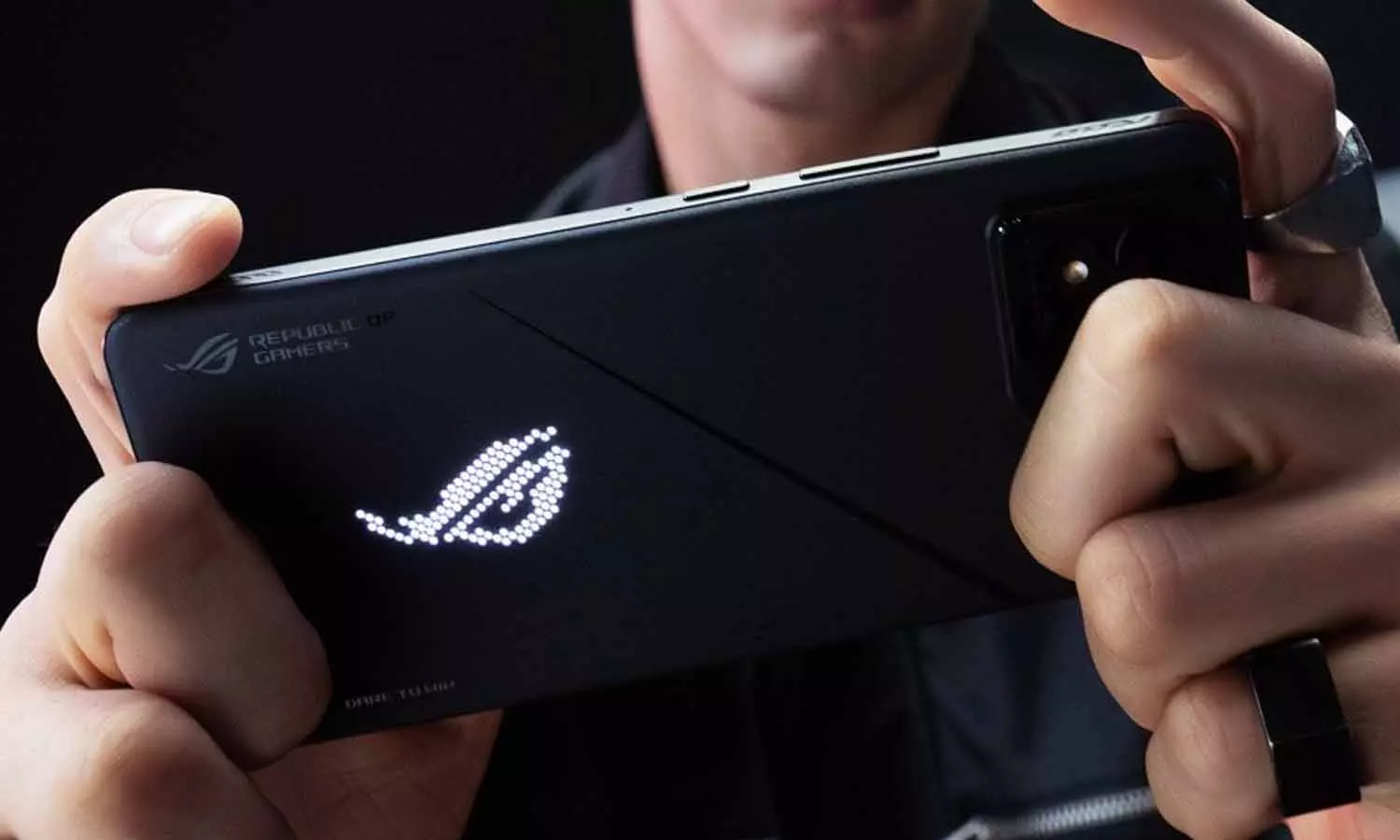 அதிகம் எதிர்பார்க்கப்பட்ட ரோக் போன் 8 ப்ரோ மாடல் - இந்திய விற்பனை துவக்கம்