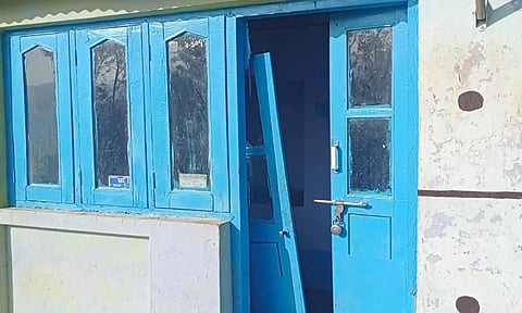 கரடி சேதப்படுத்திய வீடு.