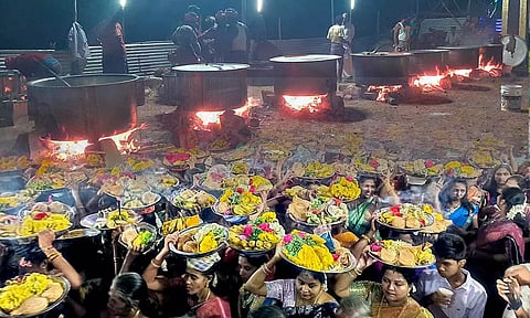 முனியாண்டி கோவில் திருவிழாவில் பக்தர்களுக்கு பிரியாணி விநியோகம்