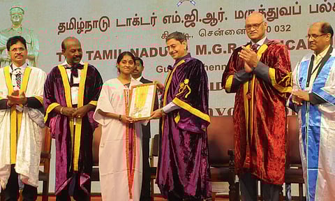 எம்.ஜி.ஆர். மருத்துவ பல்கலைக்கழக பட்டமளிப்பு விழா: மாணவர்களுக்கு பட்டங்களை வழங்கினார் கவர்னர்