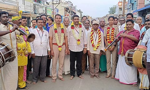 சென்னிமலை முருகன் கோவில் தேரோட்டத்தில் போலீஸ் இன்ஸ்பெக்டருக்கு பழமை மாறாத மரியாதை