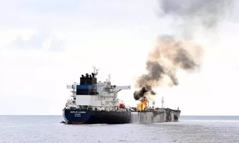 ஹவுதி கிளர்ச்சியாளர்கள் தாக்குதல்: இங்கிலாந்து கப்பலில் எரிந்த தீயை அணைக்க உதவிய இந்திய போர்க்கப்பல்