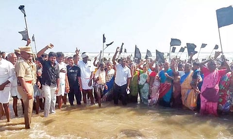 நிரவி திருப்பட்டினம், பட்டினச்சேரி மீனவர்கள் கருப்புக்கொடி ஏந்தி கடலில் இறங்கி போராட்டம்