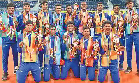 தங்கப்பதக்கத்துடன் தமிழக கைப்பந்து அணியினர்