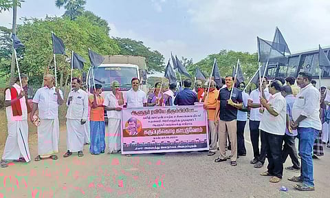 கருப்புக்கொடி காட்ட திரண்டவர்களை காணலாம்.