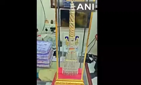 குழந்தை ராமருக்கு வெள்ளி துடைப்பம்
