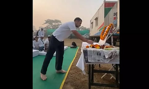 காந்தி நினைவு தினம்: உருவப் படத்துக்கு மலர் தூவி மரியாதை செலுத்திய ராகுல் காந்தி