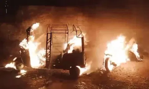 வீட்டின் முன்பு நிறுத்தப்பட்டிருந்த ஆட்டோ- மோட்டார் சைக்கிள் தீ வைத்து எரிப்பு