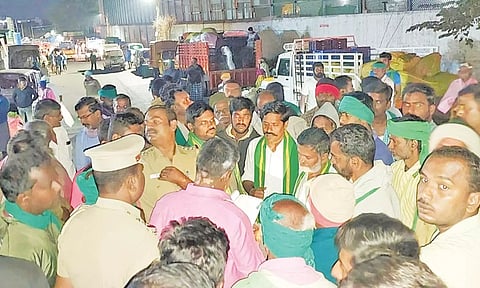 சாலையோர வியாபாரிகளை கண்டித்து விவசாயிகள் சாலை மறியல்