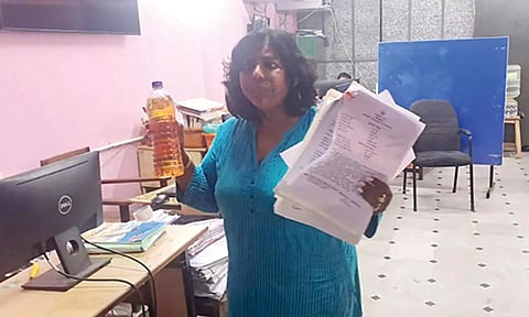 பத்திர பதிவு அலுவலகத்திற்குள் பெட்ரோல் பாட்டிலுடன் வந்த பெண்ணால் பரபரப்பு