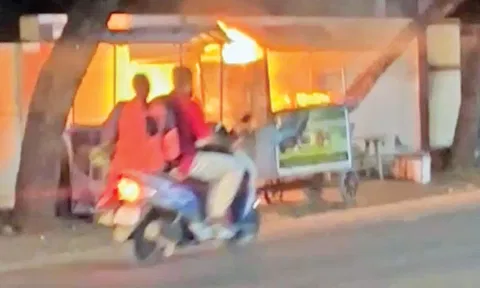 சாலையோர டிபன் கடையில் திடீர் தீ விபத்து