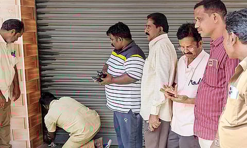 தொழில் உரிமம் பெறாமல் நடத்தி வந்த 3 கடைகளுக்கு சீல் வைப்பு