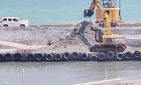 ராட்சத பொக்லைன் எந்திரம் மூலம் அகற்றும்பணி நடந்தபோது எடுத்த படம்.&nbsp;